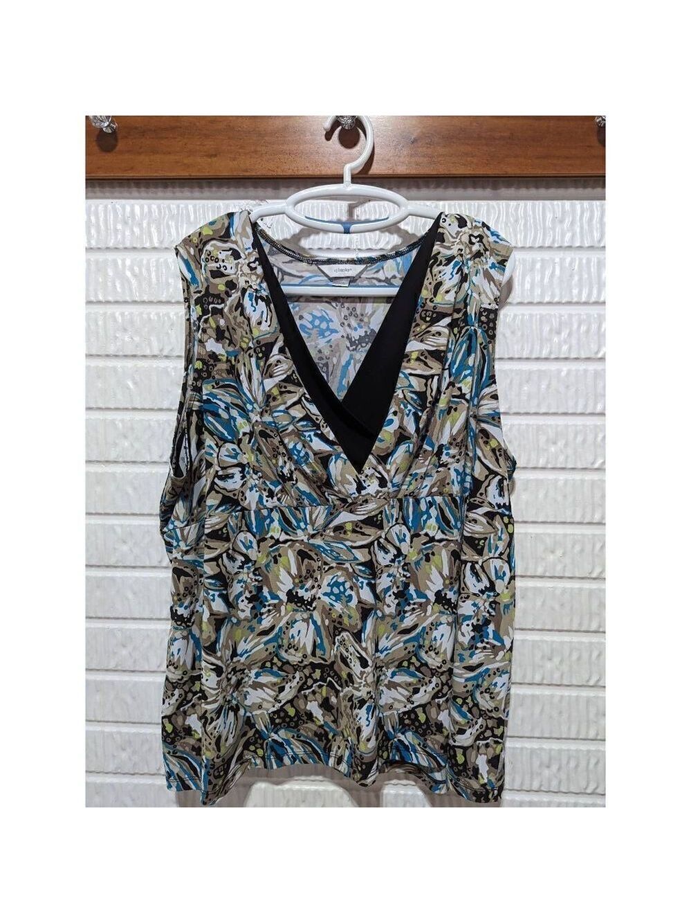 CJ Banks Women's Multi-Color Floral Print V-Neck Sleeveless Blouse Size 3X